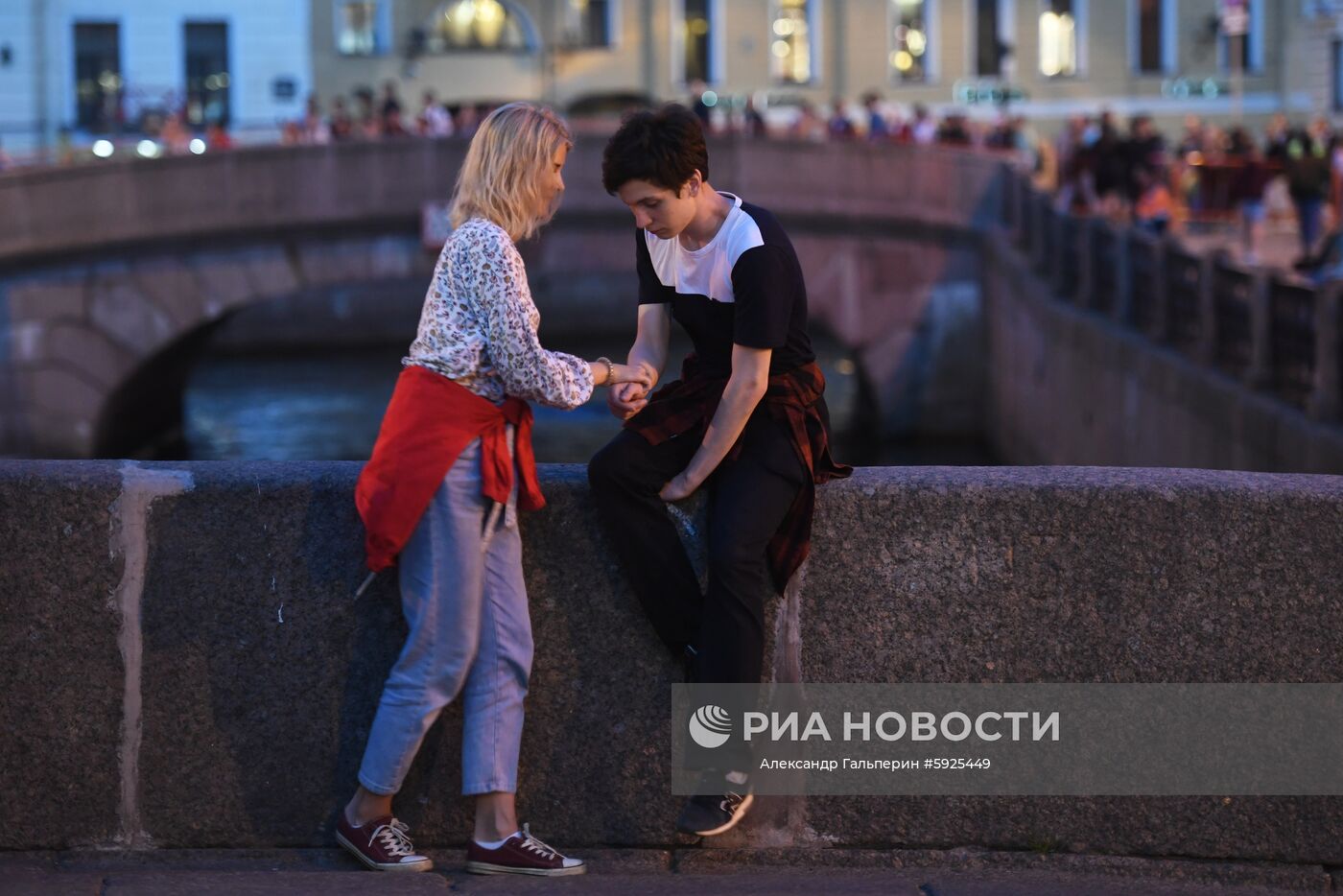 Молодые люди во время празднования школьного выпускного в Санкт-Петербурге. Место: Россия, Санкт-Петербург. Автор: Александр Гальперин/РИА Новости. Празднование школьных выпускных в городах России