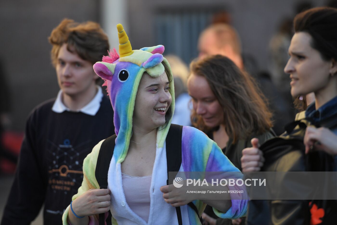 Празднование школьных выпускных в городах России