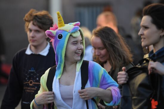 Празднование школьных выпускных в городах России