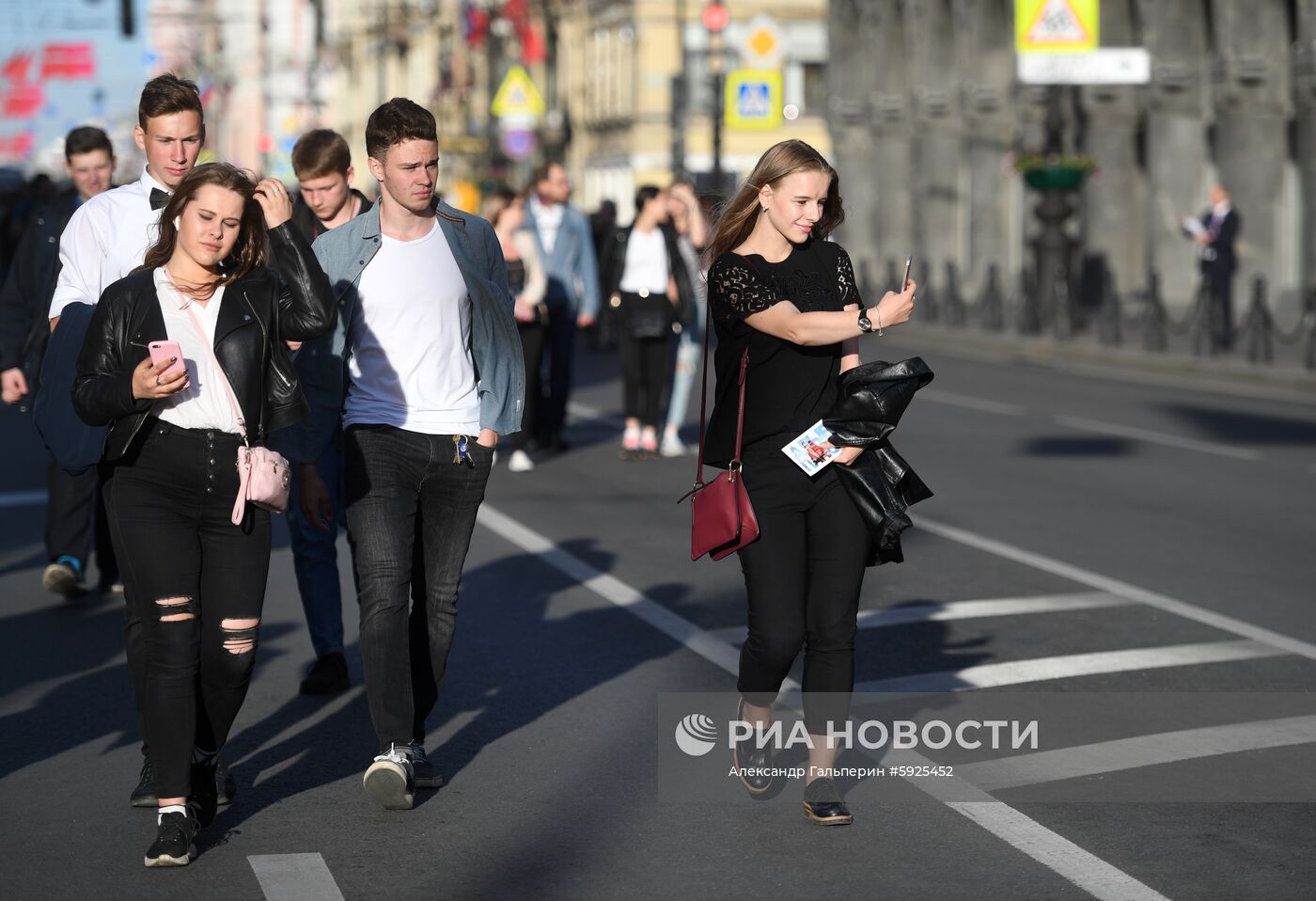 Празднование школьных выпускных в городах России