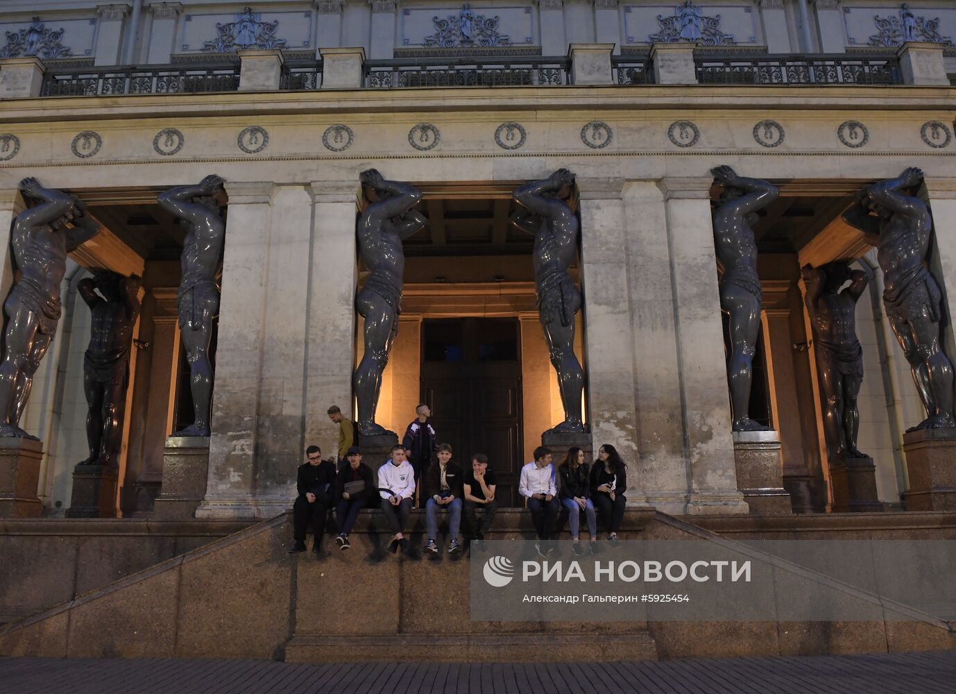 Празднование школьных выпускных в городах России