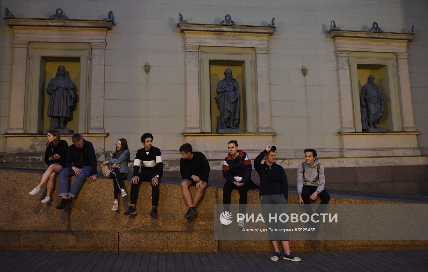 Молодые люди во время празднования школьного выпускного в Санкт-Петербурге. Место: Россия, Санкт-Петербург. Автор: Александр Гальперин/РИА Новости. Празднование школьных выпускных в городах России