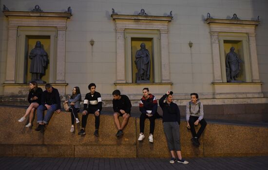 Празднование школьных выпускных в городах России