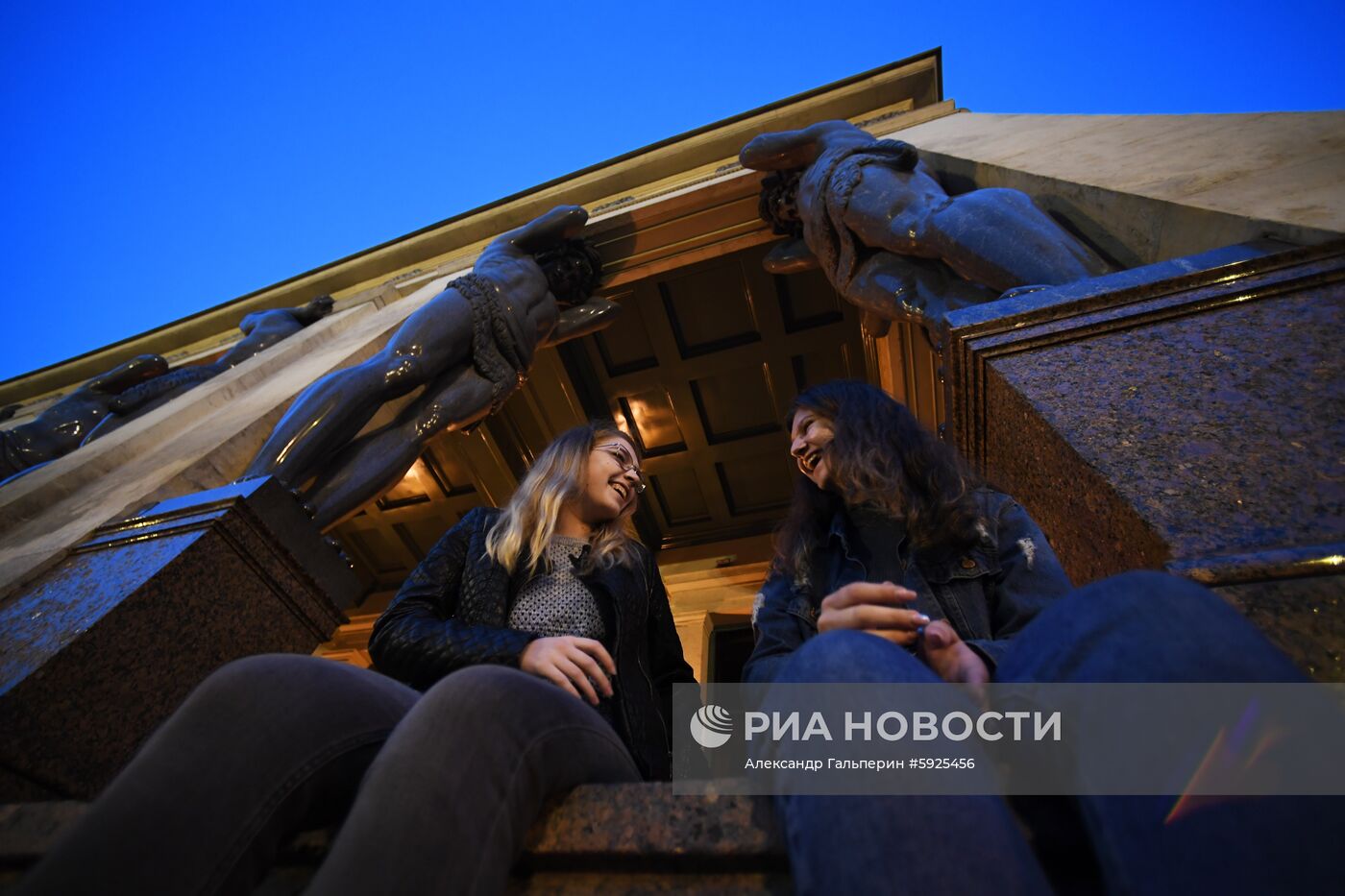 Празднование школьных выпускных в городах России