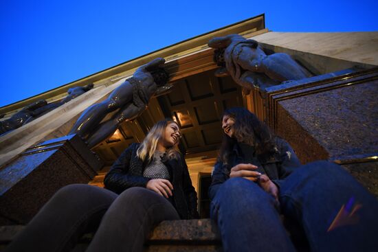 Празднование школьных выпускных в городах России