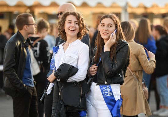 Празднование школьных выпускных в городах России