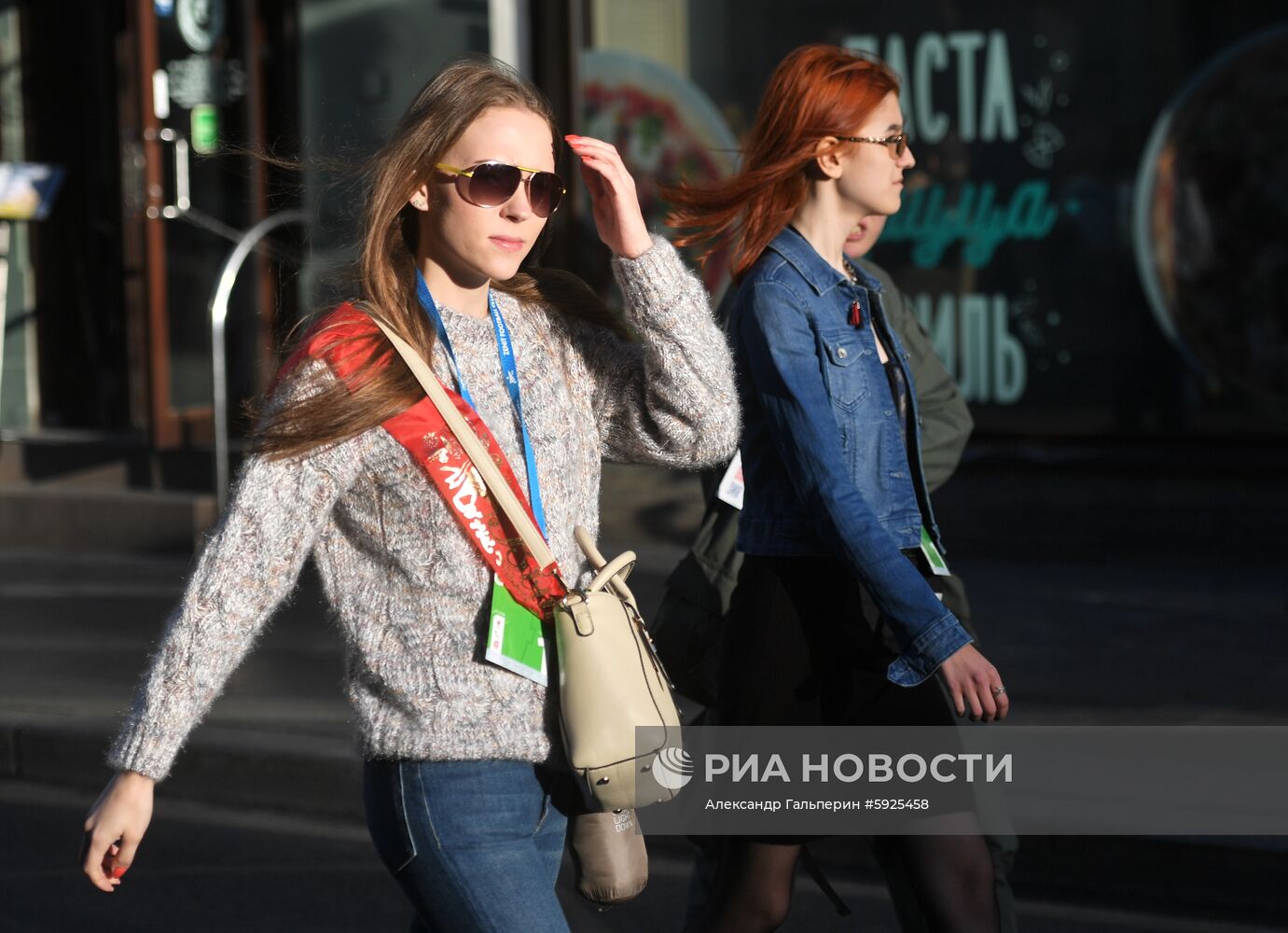 Празднование школьных выпускных в городах России