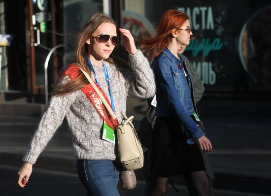 Празднование школьных выпускных в городах России