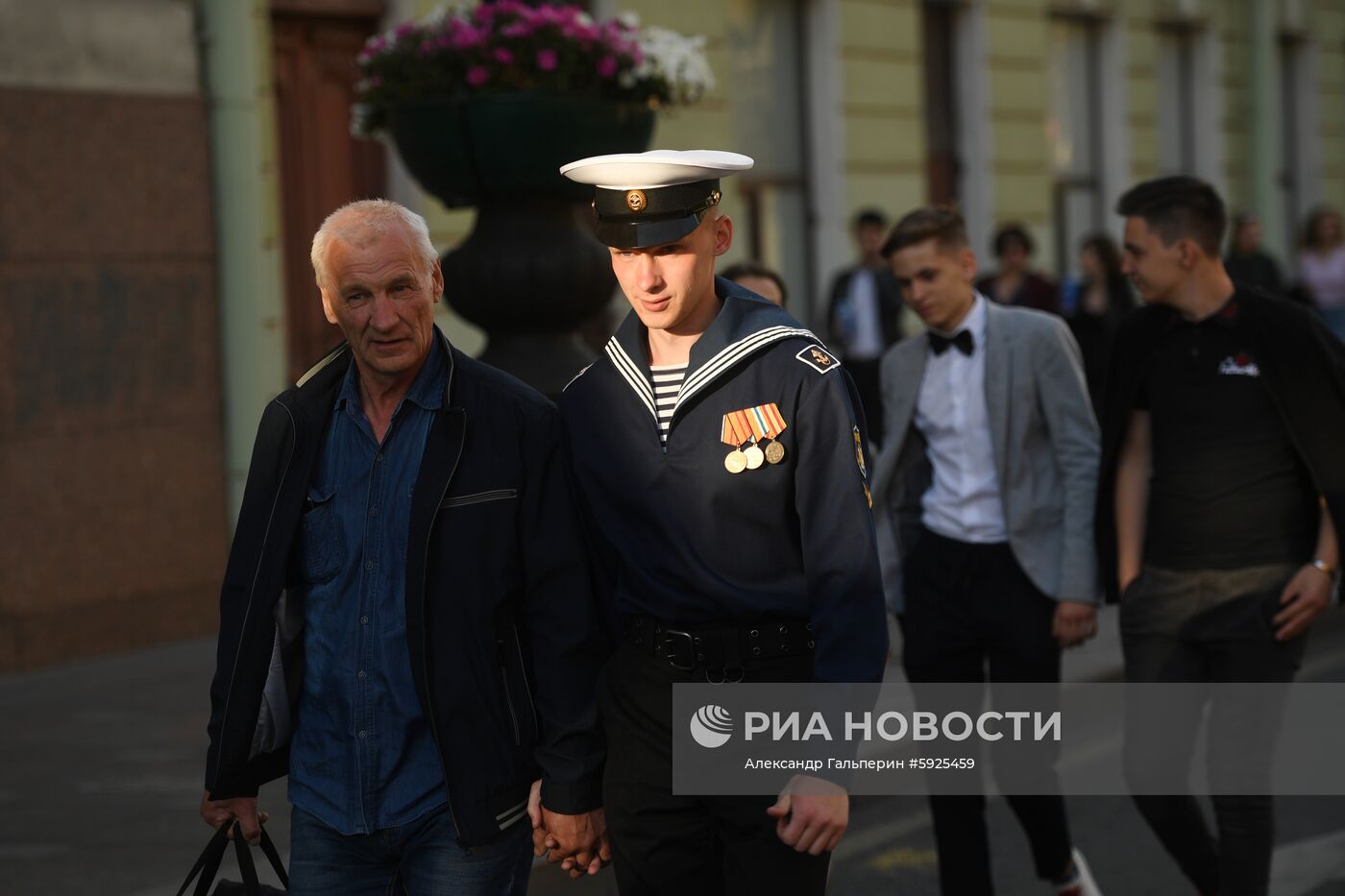 Празднование школьных выпускных в городах России