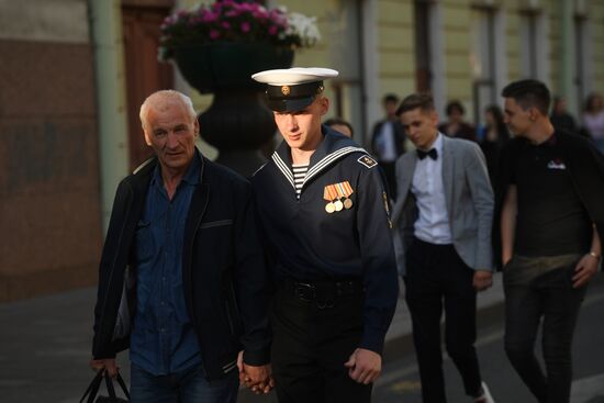 Празднование школьных выпускных в городах России