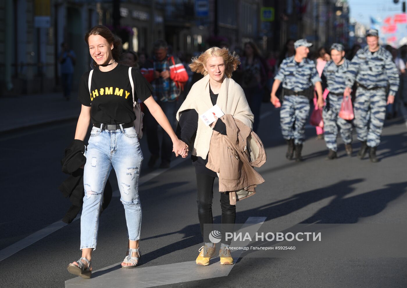 Празднование школьных выпускных в городах России