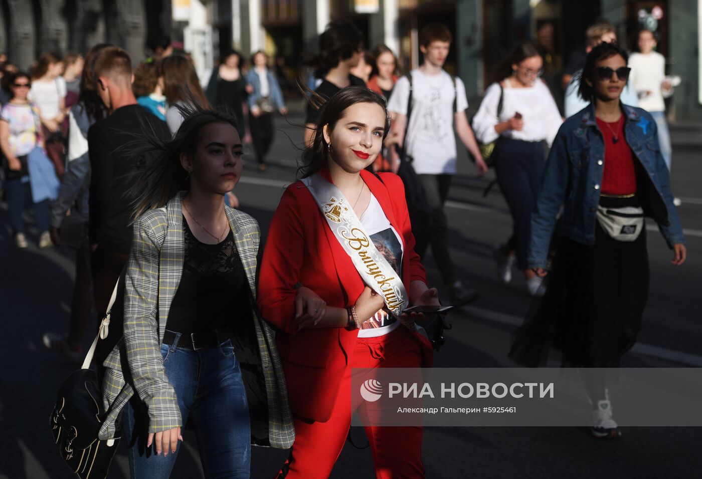 Девушки во время празднования школьного выпускного в Санкт-Петербурге. Место: Россия, Санкт-Петербург. Автор: Александр Гальперин/РИА Новости. Празднование школьных выпускных в городах России