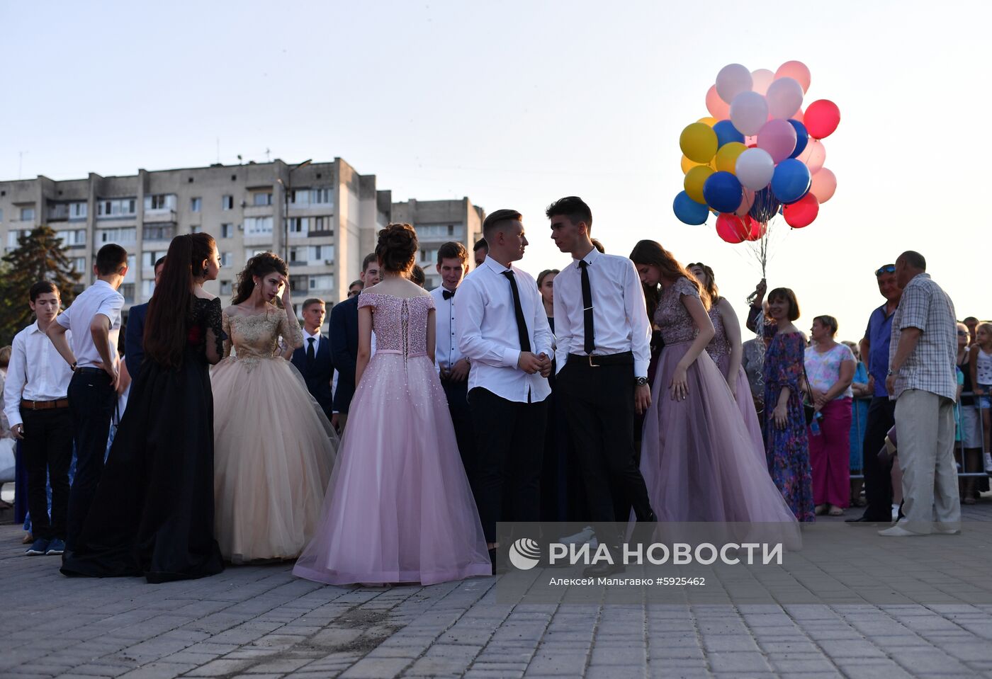 Празднование школьных выпускных в городах России