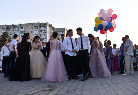 Празднование школьных выпускных в городах России