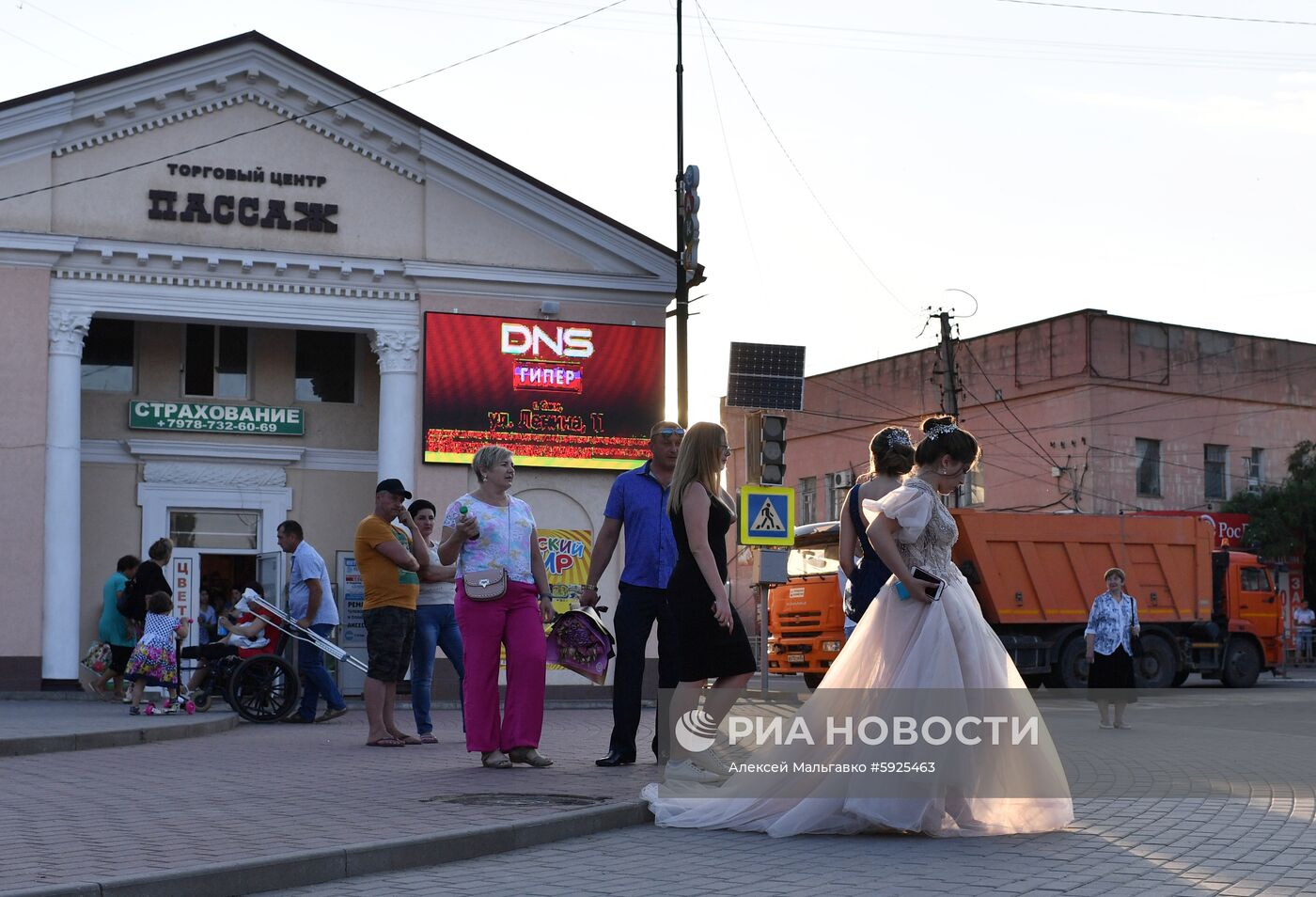 Празднование школьных выпускных в городах России