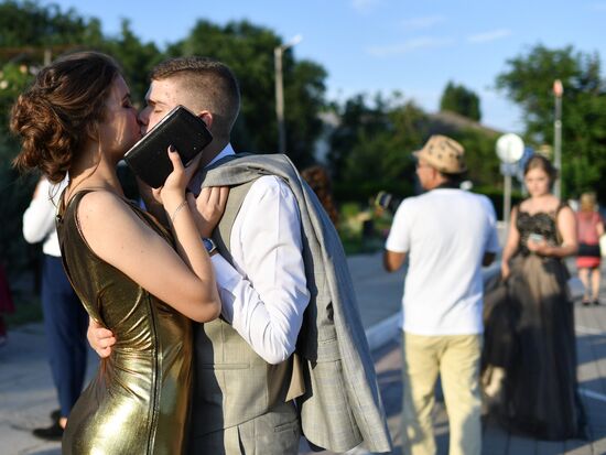 Празднование школьных выпускных в городах России