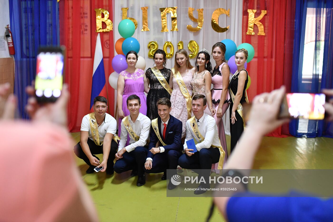 Празднование школьных выпускных в городах России