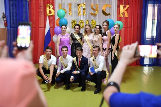 Празднование школьных выпускных в городах России