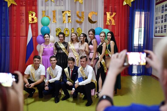 Празднование школьных выпускных в городах России