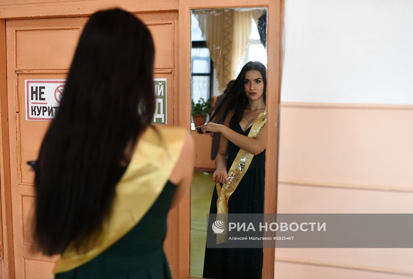 Празднование школьных выпускных в городах России