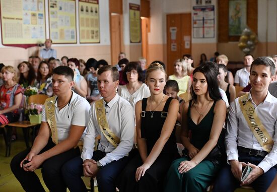 Празднование школьных выпускных в городах России