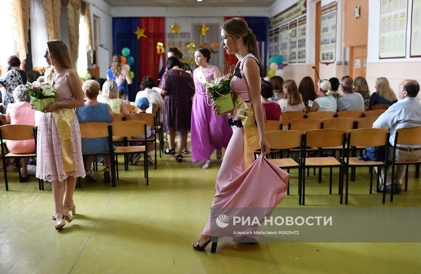 Празднование школьных выпускных в городах России