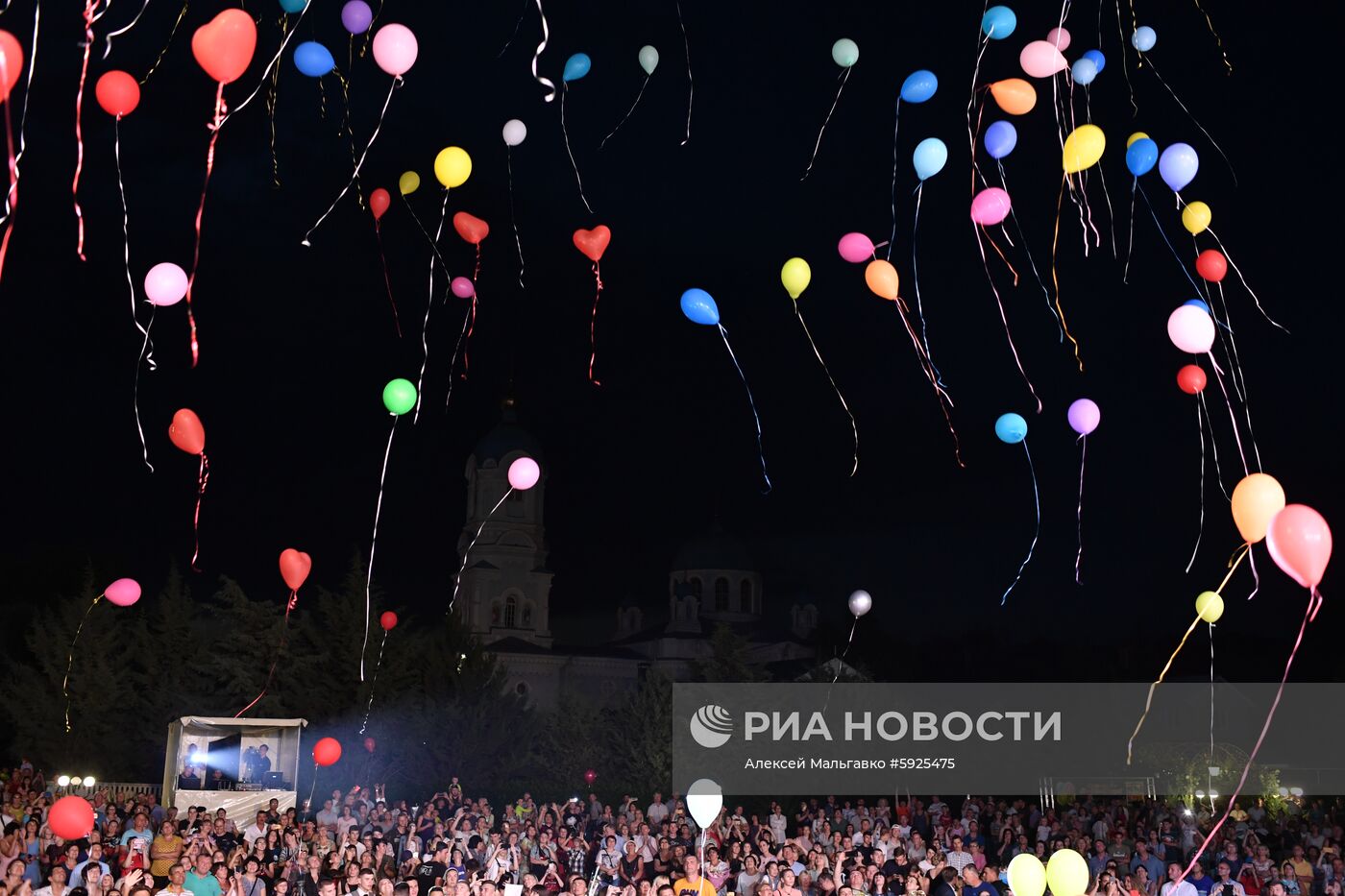 Празднование школьных выпускных в городах России