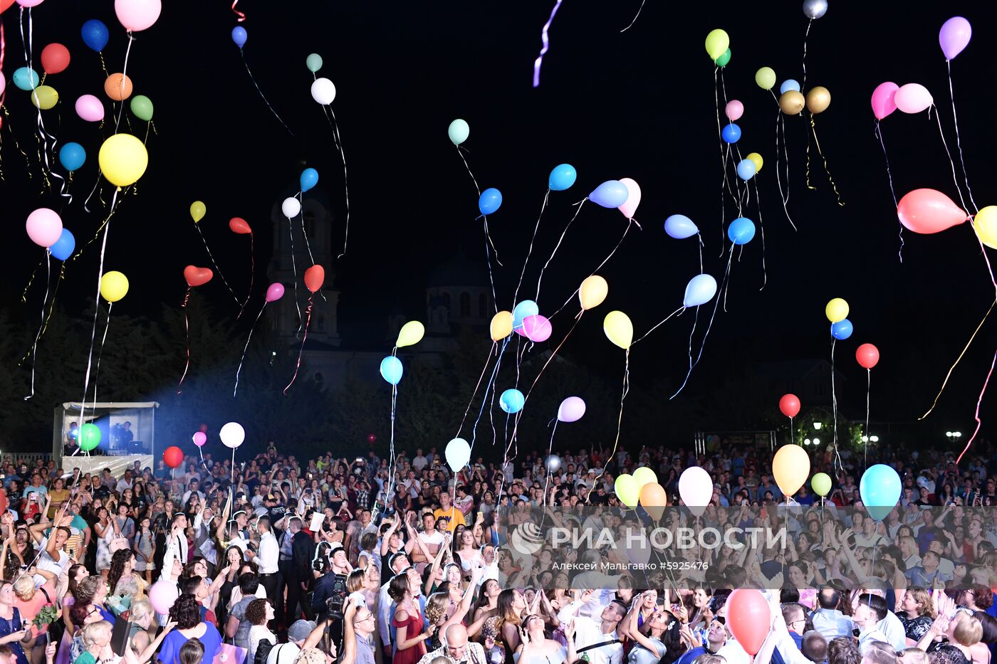 Празднование школьных выпускных в городах России