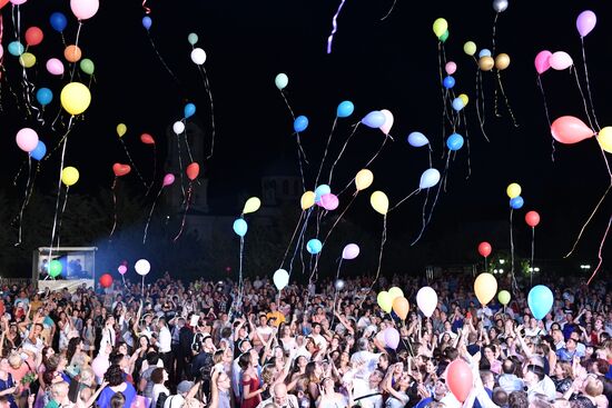 Празднование школьных выпускных в городах России