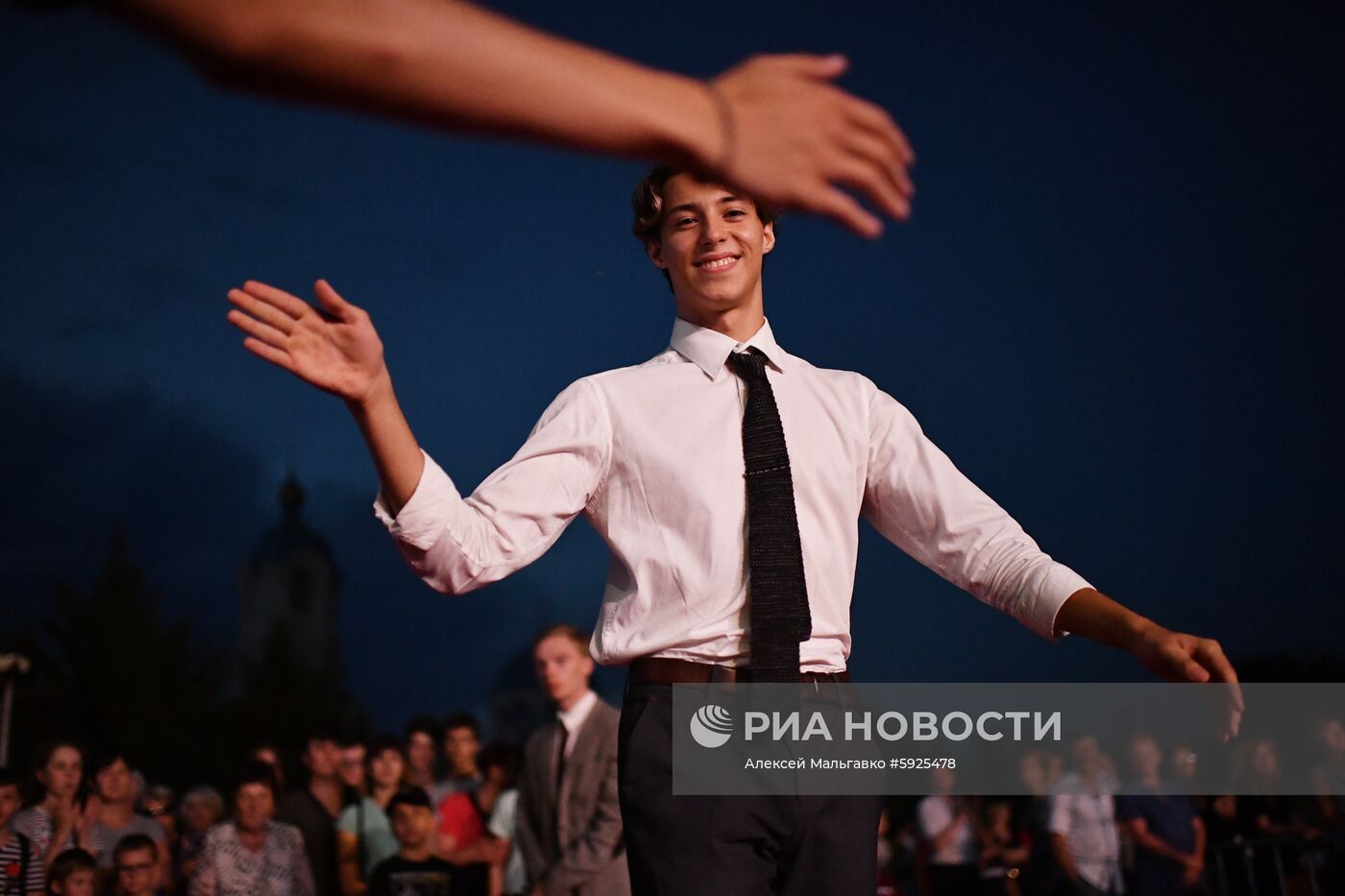 Празднование школьных выпускных в городах России