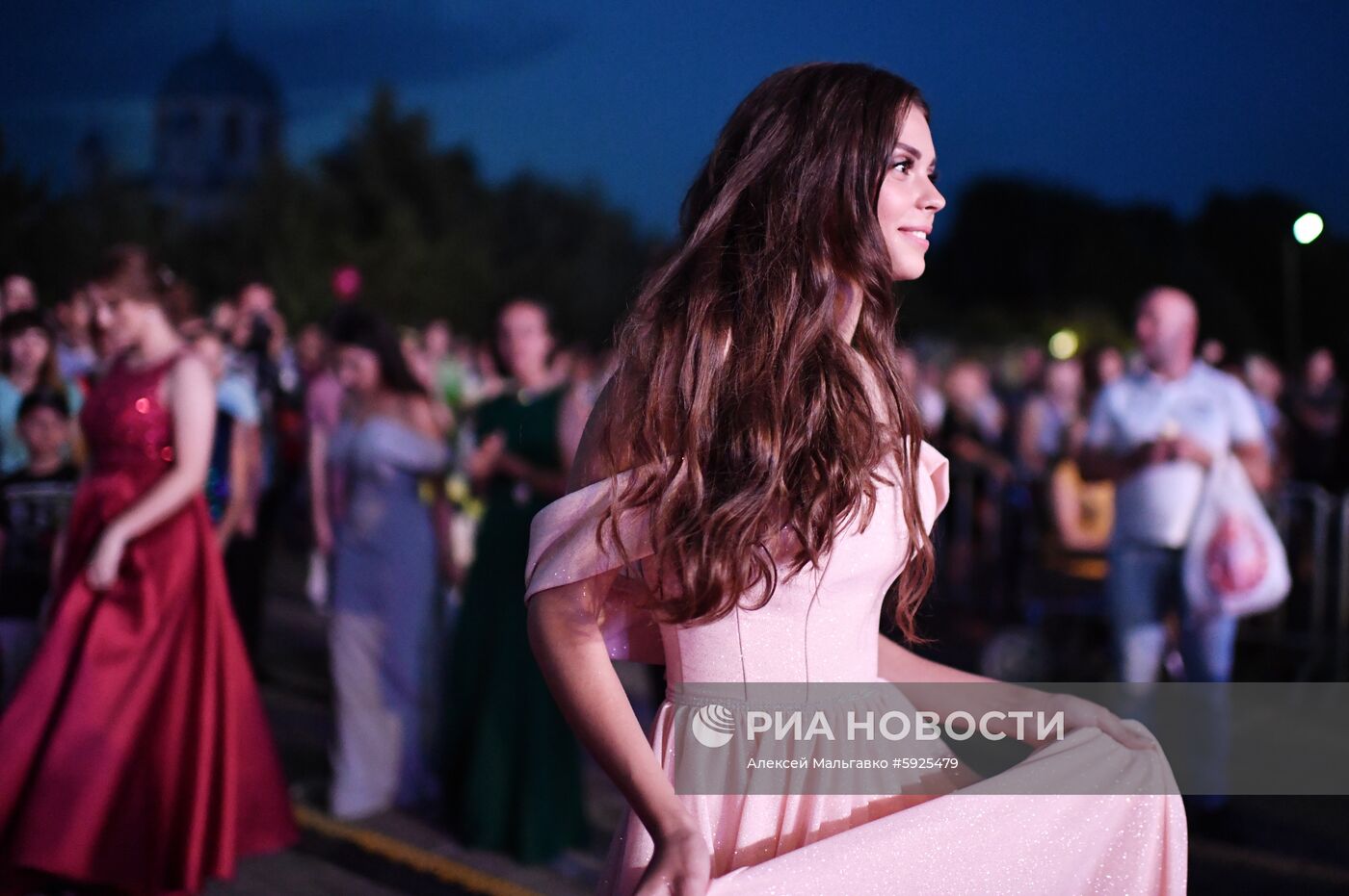 Празднование школьных выпускных в городах России