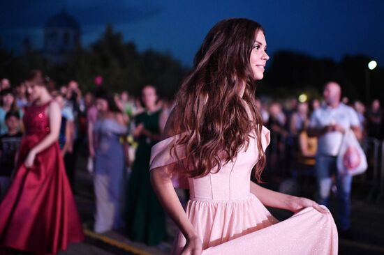 Празднование школьных выпускных в городах России