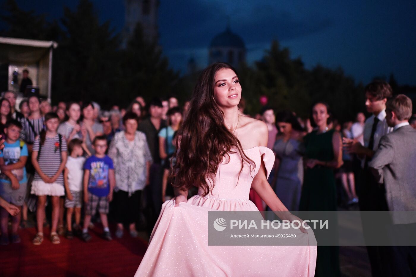 Празднование школьных выпускных в городах России