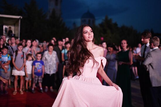 Празднование школьных выпускных в городах России