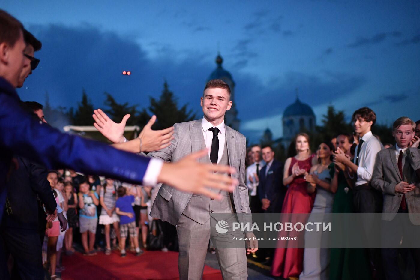 Празднование школьных выпускных в городах России