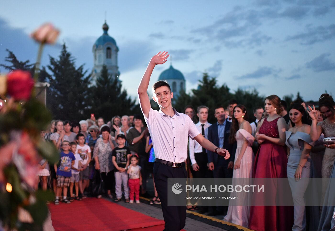 Празднование школьных выпускных в городах России