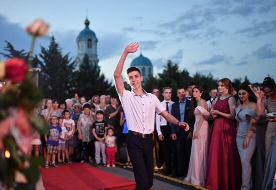 Празднование школьных выпускных в городах России