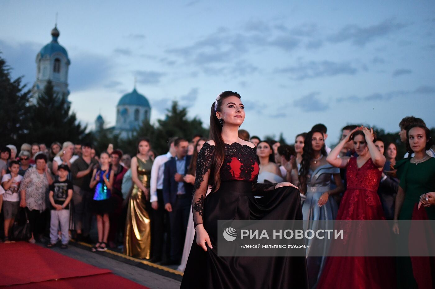 Празднование школьных выпускных в городах России