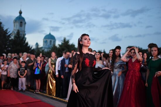 Празднование школьных выпускных в городах России