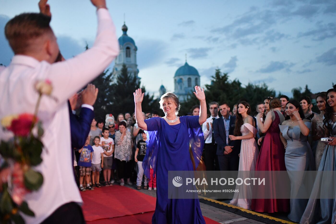 Празднование школьных выпускных в городах России