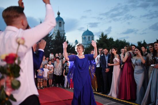 Празднование школьных выпускных в городах России