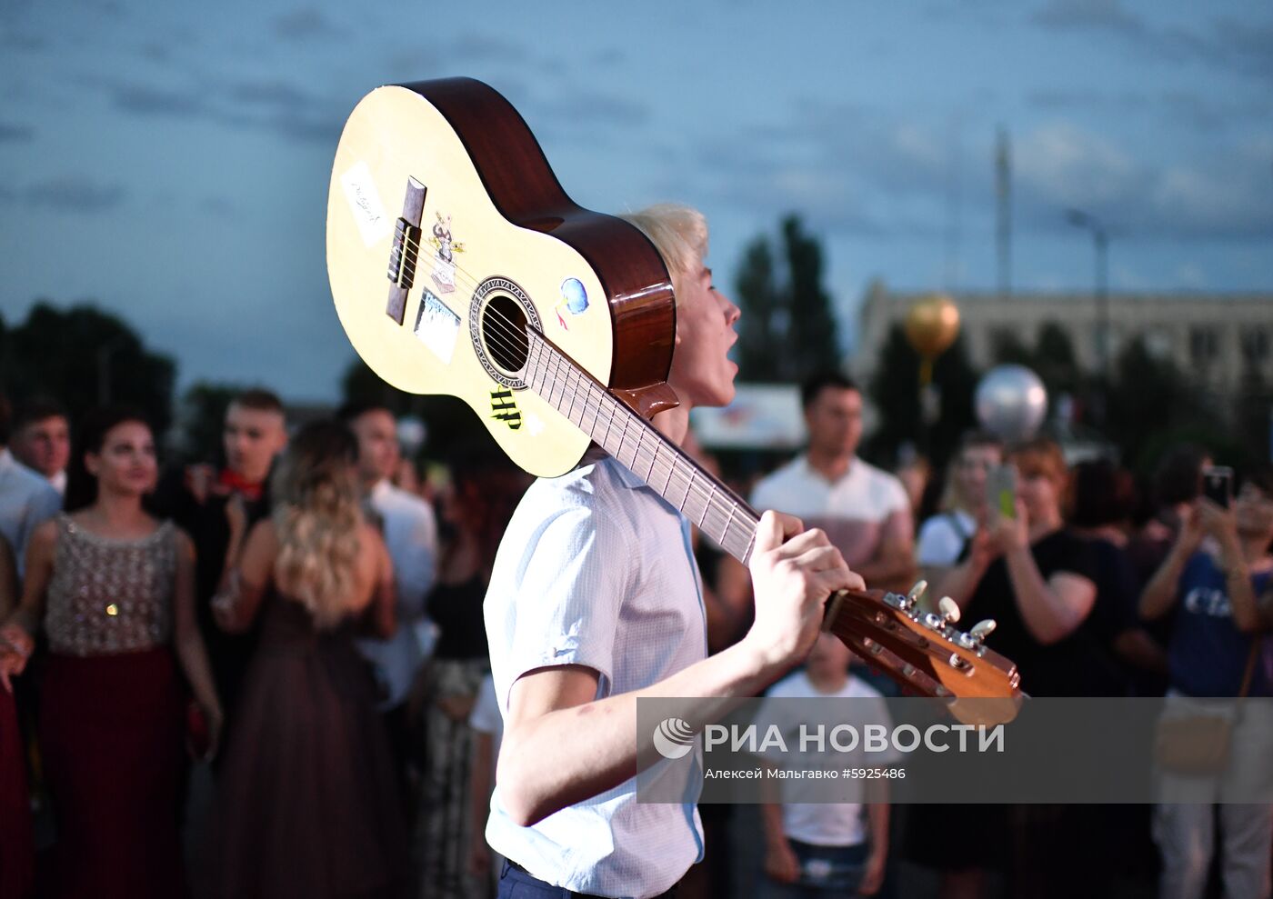 Празднование школьных выпускных в городах России