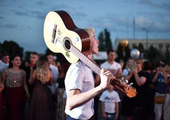 Празднование школьных выпускных в городах России