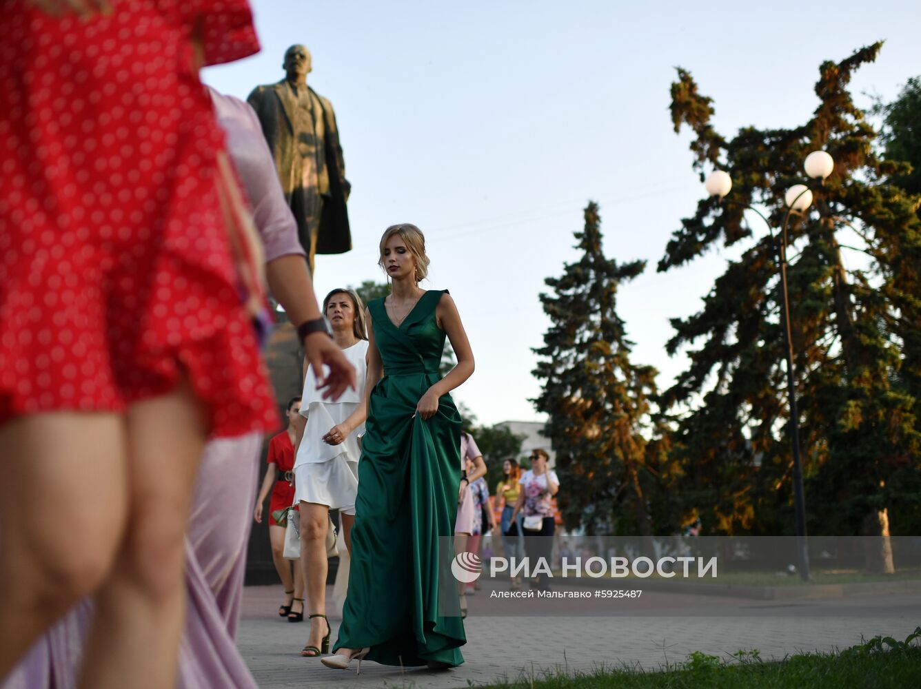 Празднование школьных выпускных в городах России