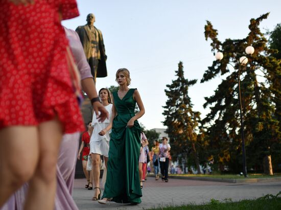 Празднование школьных выпускных в городах России