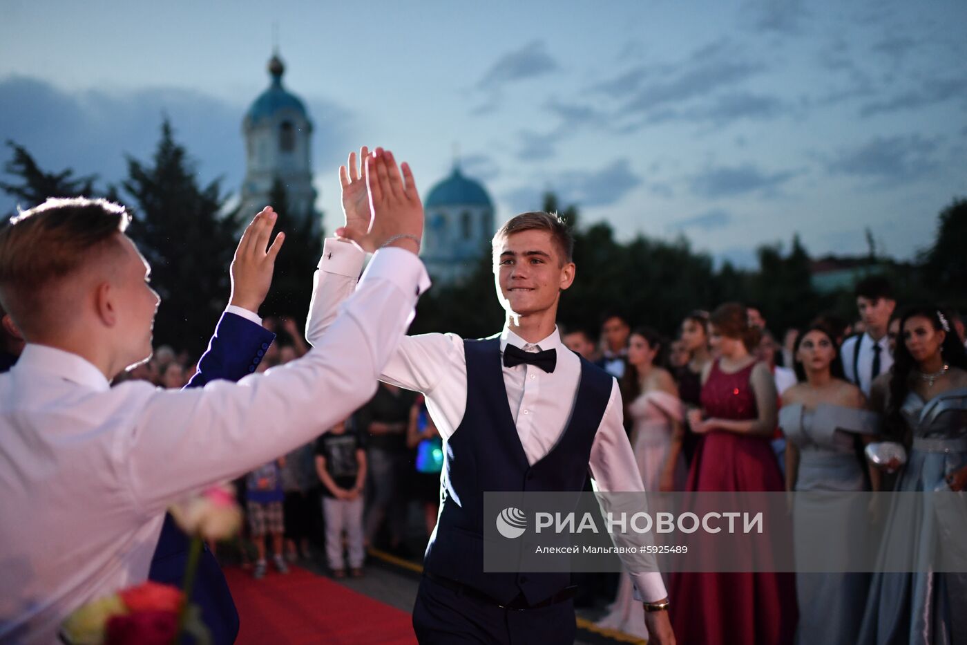 Празднование школьных выпускных в городах России