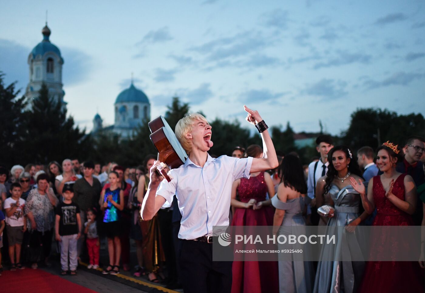 Празднование школьных выпускных в городах России