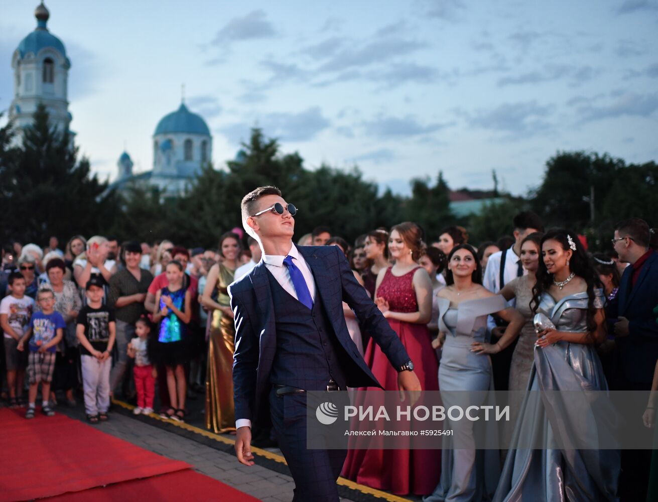 Празднование школьных выпускных в городах России