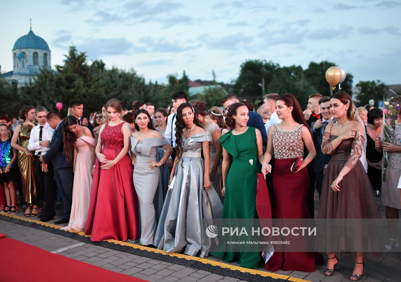 Выпускники во время празднования общегородского школьного выпускного в городе Саки. Место: Россия, Республика Крым, Саки. Автор: Алексей Мальгавко/РИА Новости. Празднование школьных выпускных в городах России