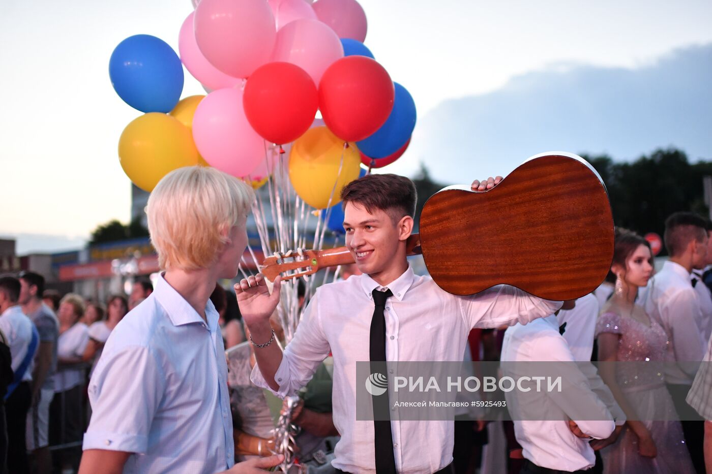 Празднование школьных выпускных в городах России